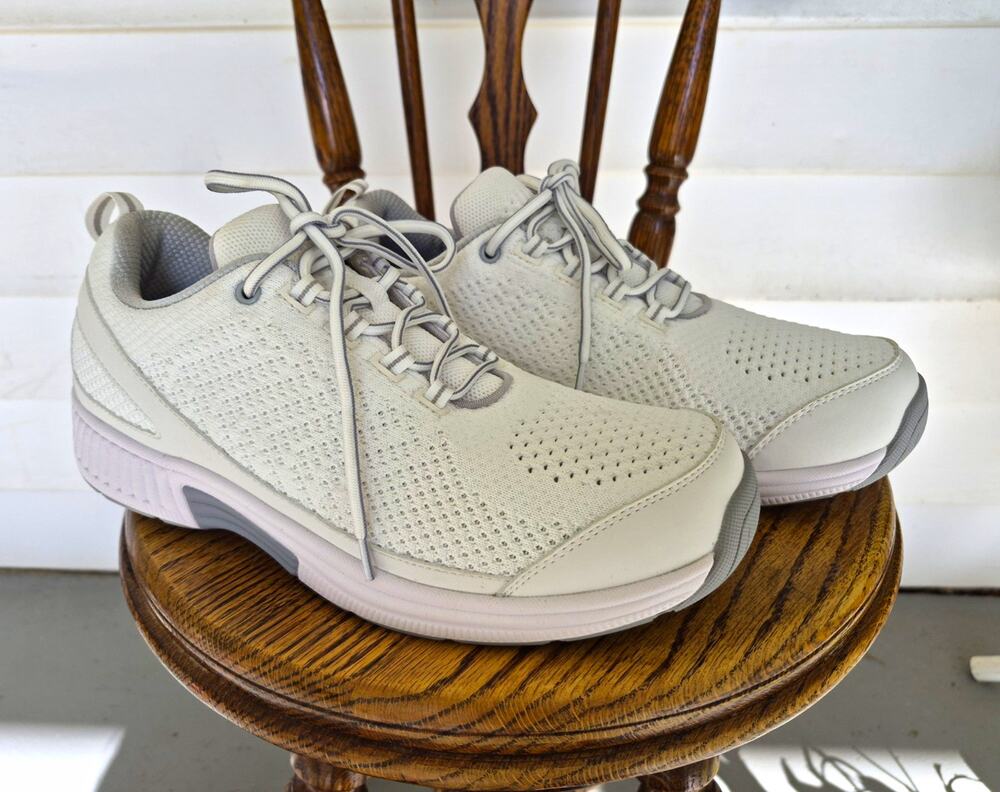 Orthofeet 988 Women's Mesh Low Top Lace-Up Athletic Sneaker D